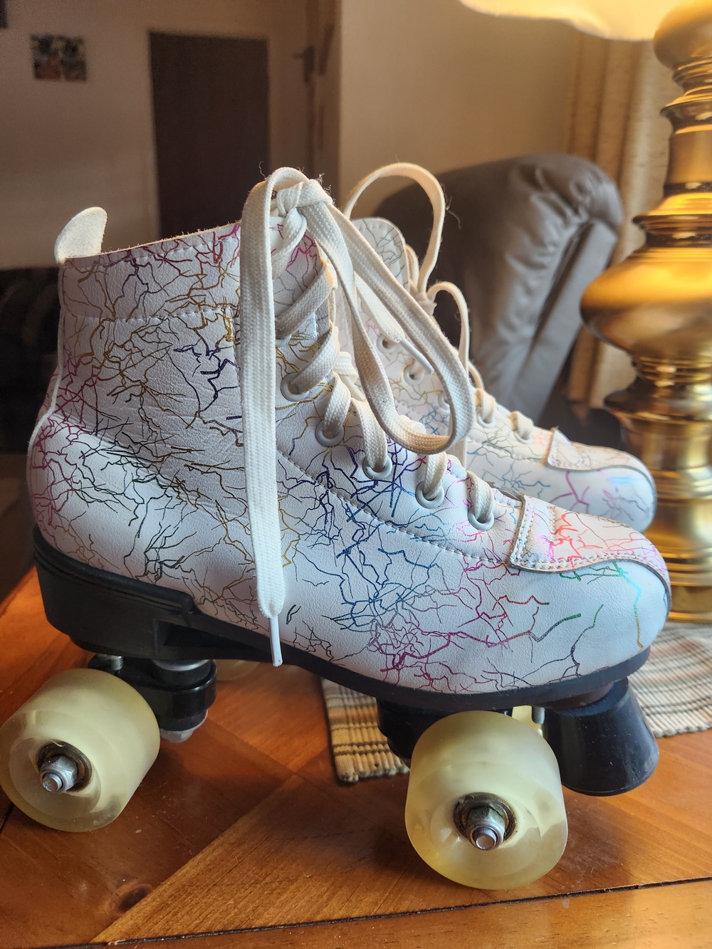 Womens White Multicolor Pattern Roller Skate